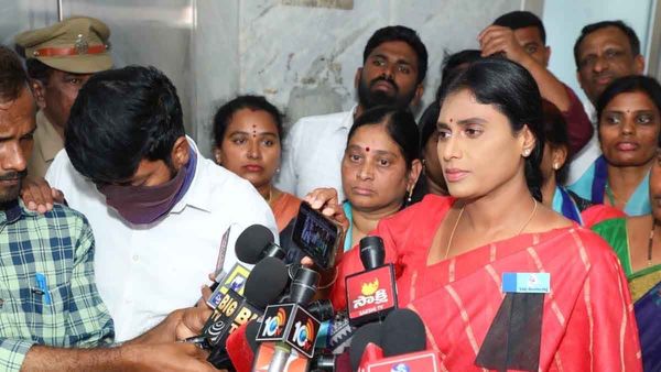 బీఆర్ఎస్ నాయకులపై మహిళా కమీషన్ కు వైఎస్ షర్మిల ఫిర్యాదు; చర్యలకు డిమాండ్!!