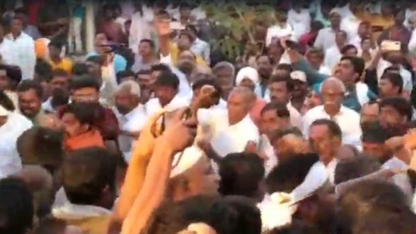 వీడియో: నిజామాబాద్ జిల్లా హున్సాలో పిడిగుద్దుల హోలీ.. ఎలా జరిగిందో మీరే చూడండి!!