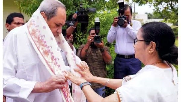 నవీన్ పట్నాయక్‌తో మమతా బెనర్జీ భేటీ: మీడియాతో ఏం చెప్పారంటే.?