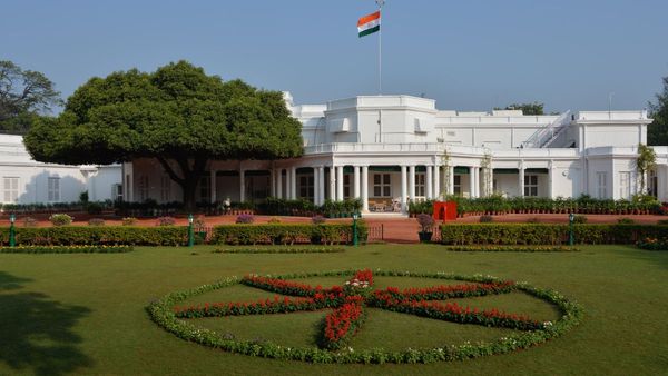 హైదరాబాద్ రాష్ట్రపతి భవన్‌ను ఏడాది పొడవునా సందర్శించవచ్చు: టికెట్ బుక్ చేస్కోండిలా