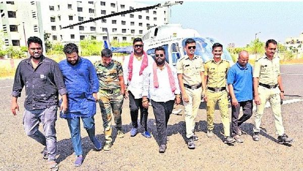 పెళ్లి పత్రికలు పంచేందుకు హెలికాప్టర్‌లో పయనం: తమ్ముడిపై ప్రేమతో!