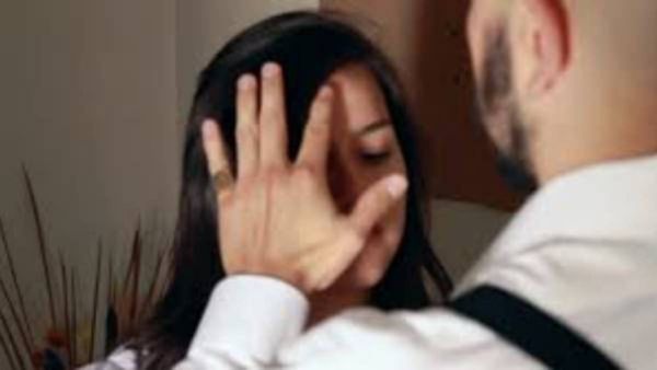 రోజు పీకలదాక తాగేసి రాత్రి బెడ్ రూమ్ లో భార్యను శృంగారం చెయ్యాలని టార్చర్ !