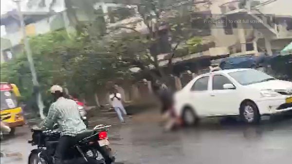 Kakinada : కాకినాడలో దారుణం-ఫైన్ కట్టమన్నందుకు రోడ్డుపైనే అధికారిని నరికేసిన వ్యాపారి..!