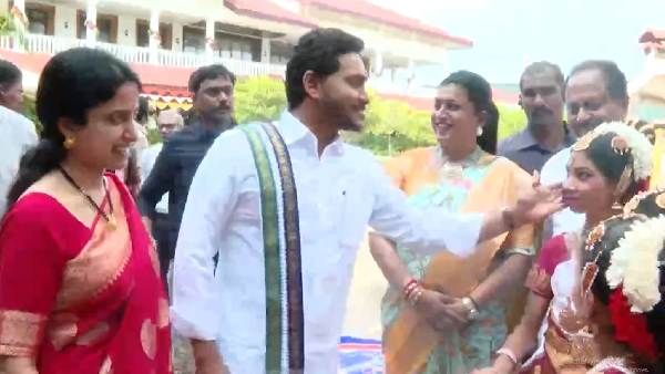 ఉగాది వేడుకల్లో సీఎం జగన్ దంపతులు - ఈ సారి ప్రత్యేకంగా..!!