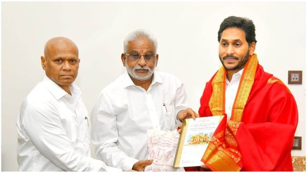 వైఎస్ జగన్ ను కలిసిన టీటీడీ చైర్మన్ వైవీ సుబ్బారెడ్డి, సీఎంగారు మీరు కచ్చితంగా రావాలి !!
