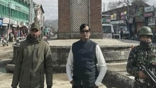 పీఎంఓ సీనియర్ అధికారిగా గుజరాతీయుడి ఫోజులు- జెడ్ ప్లస్ సెక్యూరిటీతో టూర్లు