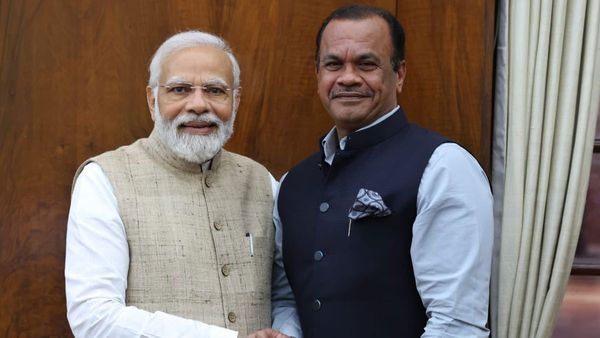 ప్రధాని మోదీతో కోమటిరెడ్డి వెంకటరెడ్డి- ఏం జరుగుతోంది?