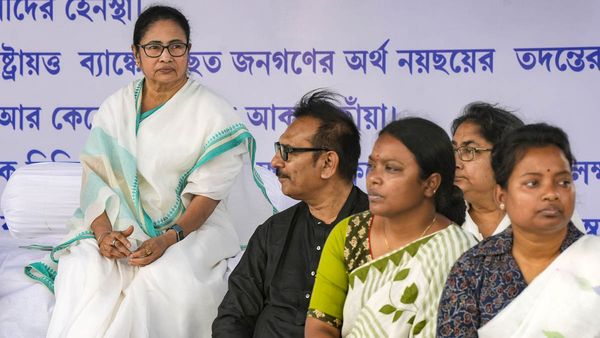 కేంద్రానికి వ్యతిరేకంగా పాట పాడిన పశ్చిమబెంగాల్ సీఎం మమతా బెనర్జీ; వీడియో వైరల్!!