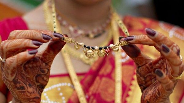 Vastu tips: స్త్రీలు మంగళసూత్రం విషయంలో ఈ తప్పులు అస్సలు చెయ్యొద్దు; భర్తకు ఆయుక్షీణం!!