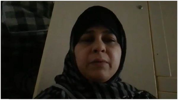 NRI News: అరబ్ కుటుంబం చేతిలో చిత్రహింసలు.. స్వదేశం రావడానికి మహిళ అవస్థలు..