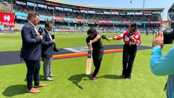 గవాస్కర్ ముందే నాని `కవర్ డ్రైవ్`: విశాఖ వన్డేలో నేచురల్ స్టార్..!!