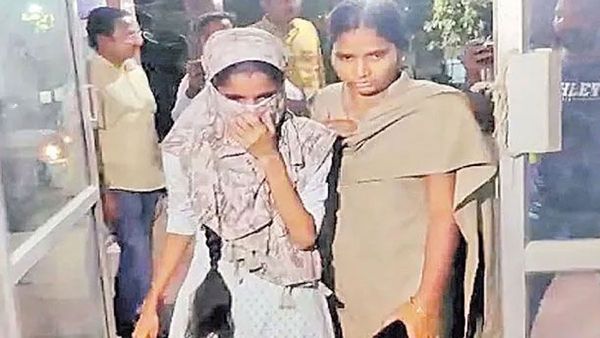 నవీన్ హత్య కేసులో నిహారికకు బెయిల్: చర్లపల్లి జైలు నుంచి విడుదల