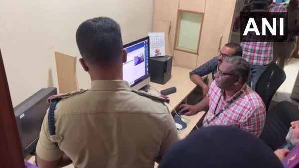 ఆసియానెట్ న్యూస్ ఛానెల్ కార్యాలయంలో పోలీసుల సోదాలు: ఎస్ఎఫ్ఐ నిరసన తర్వాత