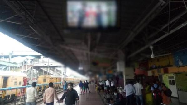 ఒక్కసారిగా రైల్వే స్టేషన్‌లోని టీవీ స్క్రీన్లపై పోర్న్ క్లిప్స్: షాకైన ప్రయాణికులు