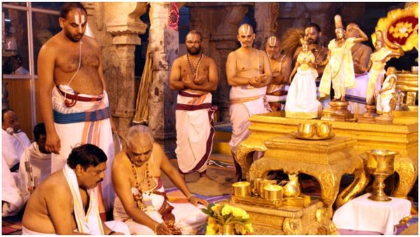 శ్రీవారి ఆలయం బంగారువాకిలి చెంత వేడుకగా - కీలక నిర్ణయాలు..!!