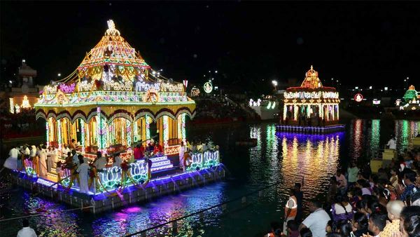 తిరుమల సాలకట్ల తెప్పోత్సవ సంబరం: కన్నులపండుగగా శ్రీదేవి భూదేవి సమేత మలయప్పస్వామి పుష్కరిణిలో విహారం!!