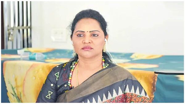 ఉండవల్లి శ్రీదేవికి కార్యకర్తల షాక్: చీరల నుండి చెప్పులవరకు గిఫ్టులన్నీ మావే.. తీసుకెళతాం!!