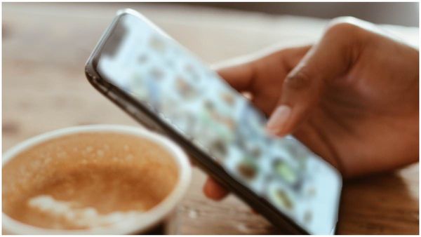 సైకో సంఘం అధ్యక్షుడు, భార్య బెడ్ రూమ్ న్యూడ్ వీడియోలు, ఫోటోలు ఎక్కడ పెట్టాడంటే, కసితో, పగ !