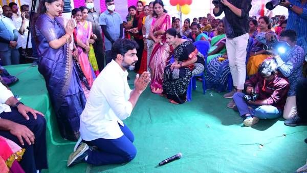 Nara Lokesh : మహిళల కాళ్లు మొక్కిన నారా లోకేష్ ...!