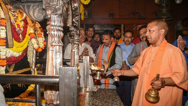 కాశీ విశ్వనాథుడి ఆలయంలో యూపీ సీఎం యోగీ... ఇక్కడే సరికొత్త రికార్డు..!