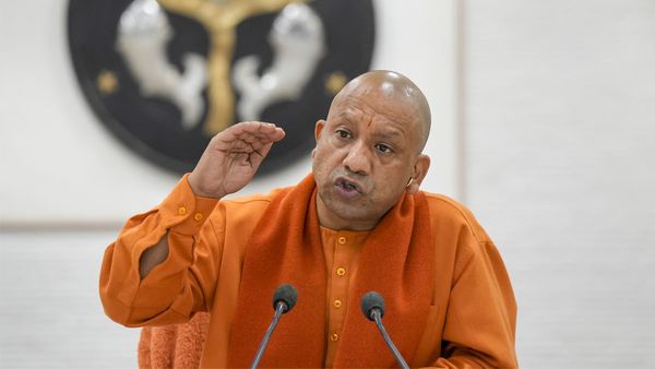 Yogi Adityanath: వారికి ప్యాంట్లు తడుస్తున్నాయి: యోగి ఆదిత్యనాథ్