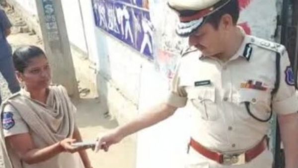 సర్ ఫోన్ నాట్ అలౌడ్: పరీక్ష కేంద్రంలో సీపీని అడ్డుకున్న మహిళా కానిస్టేబుల్, రివార్డు!