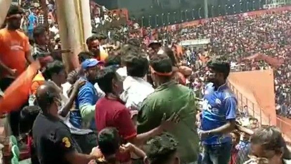 ఉప్పల్ స్టేడియంలో మందుబాబుల వీరంగం: అభిమానుల మధ్య ఘర్షణ