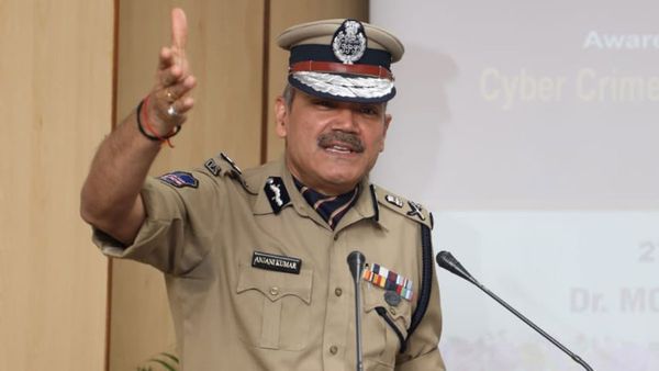 మోడీ పర్యటనతో ట్రాఫిక్ ఆంక్షలు: ఎస్సై అభ్యర్థులకు డీజీపీ అంజనీ కుమార్ కీలక సూచనలు