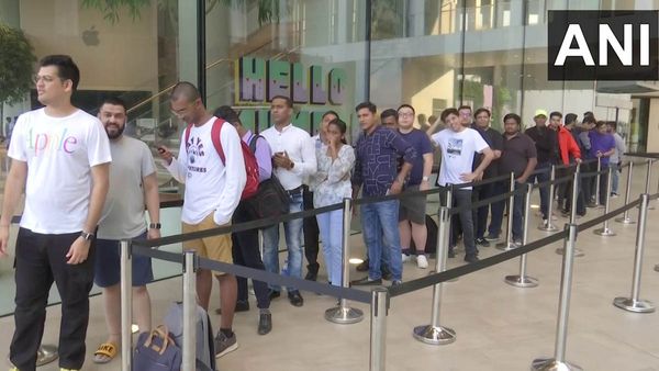 యాపిల్ అంటే అంత మోజా?: ఫస్ట్ రిటైల్ స్టోర్ ముందు పడిగాపులు