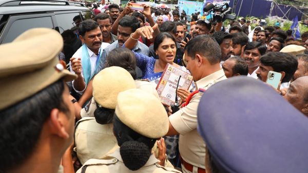 ఉద్రిక్తంగా లోటస్ పాండ్.!భారీగా మొహరించిన పోలీసులు.!షర్మిల టీ సేవ్ కార్యక్రమంపై ఆంక్షలు?