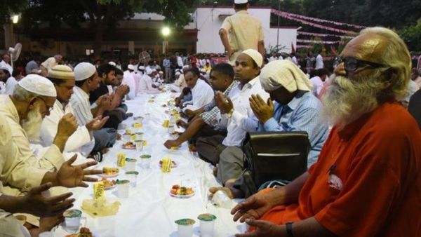వెల్లివిరిసిన మతసామరస్యం: హిందూ ఆలయాల్లో ముస్లింలకు ఇఫ్తార్ విందు