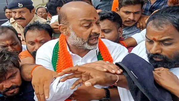 హన్మకొండ కోర్టులో బండి సంజయ్.. చెప్పులు, కోడిగుడ్లతో బీఆర్ఎస్ శ్రేణుల ఎటాక్, పోలీసుల లాఠీచార్జ్