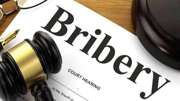 లంచం తీసుకుంటూ ఏసీబీకి చిక్కిన జీహెచ్ఎంసీ డిప్యూటీ కమిషనర్