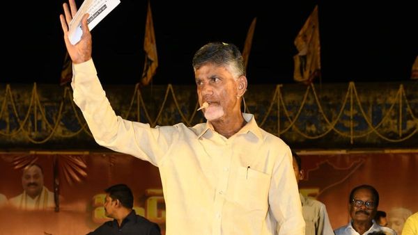 చంద్రబాబు సభలో జూ ఎన్టీఆర్ మేనియా - తారకరత్న ఫొటోలతో..!!