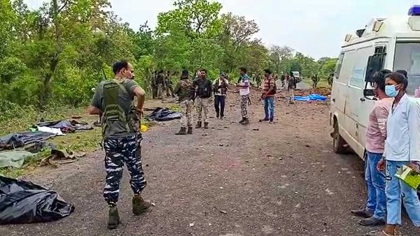 ఛత్తీస్‌గఢ్‌లో రెచ్చిపోయిన నక్సల్స్: బాంబు దాడిలో 11మంది జవాన్లు మృతి
