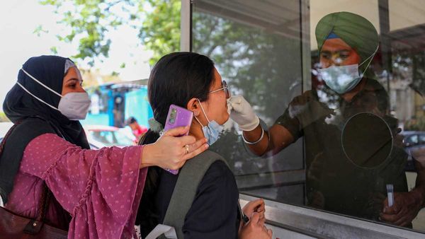 corona cases: కరోనా కేసులపై బాంబు పేల్చిన కేంద్రం..!