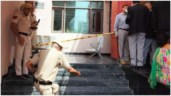 ఢిల్లీ సాకేత్ కోర్టులో కాల్పులు-మహిళకు తీవ్ర గాయాలు- లాయర్ ముసుగులో వచ్చిన షూటర్..