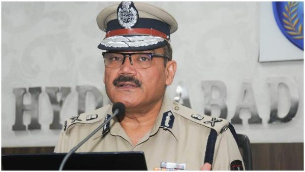 సైబర్ నేరాల పట్ల అప్రమత్తంగా ఉన్నాం.!తెలంగాణా పోలీస్ ది బెస్టు అంటున్న డీజీపీ అంజనీ కుమార్.!