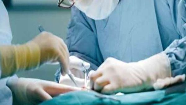 ఎడమ కాలికి సమస్యతో వస్తే.. రోగి కుడి కాలుకు ఆపరేషన్: వైద్యుడిపై వేటు