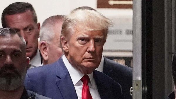 Donald Trump.. మెడకు మరో ఉచ్చు: ఇవాంకాపైనా