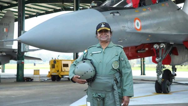 సుఖోయ్ యుద్ధ విమానంలో విహరించిన రాష్ట్రపతి ద్రౌపది ముర్ము