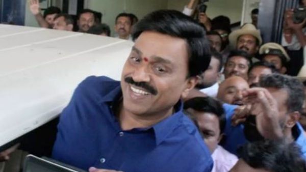 మైనింగ్ కింగ్ గాలి బ్యాంక్ అకౌంట్స్ వివరాలతో మైండ్ బ్లాక్, బీపీ, సుగర్ గ్యాంరెటీ ?