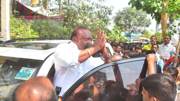 మంత్రి గంగుల కమలాకర్‌కు తప్పిన ప్రమాదం: కాలికి గాయం