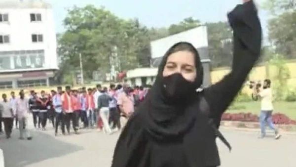 కర్నాటక క్లాస్ 12 టాపర్ గా హిజాబ్ పోరాటం చేసిన బాలిక..