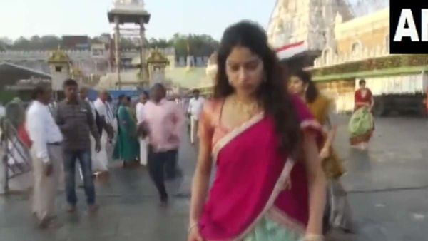 తిరుమల శ్రీవారి సేవలో జాన్వీ