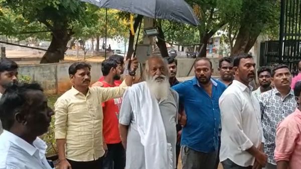 తగ్గేదేలే.. వర్షంలోనూ తాడిపత్రి మున్సిపాలిటీలో జేసీ ప్రభాకర్ రెడ్డి దీక్ష!!