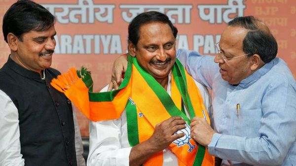 బౌలర్ తో బ్యాటింగ్ ద్వారా.. సెంచరీ కోరుకుంటున్న బీజేపీ