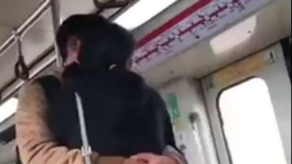 మెట్రో రైలులో వాటేసుకుని లిప్ లాక్ తో ఫ్రీ షో చూపించిన జంట, వీడియో వైరల్ !