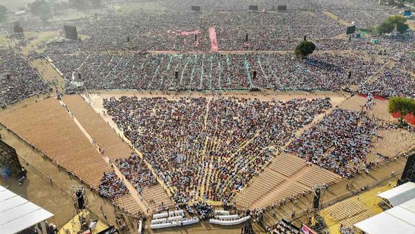 ఎర్రటి ఎండలో అమిత్ షా సభ: 11 మంది మృతి.. 50 మంది ఆసుపత్రిపాలు