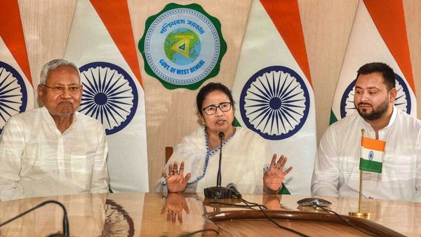 మమత-నితీష్ కుమార్ భేటీ: కీలక నిర్ణయాలు: కేసీఆర్ మిస్